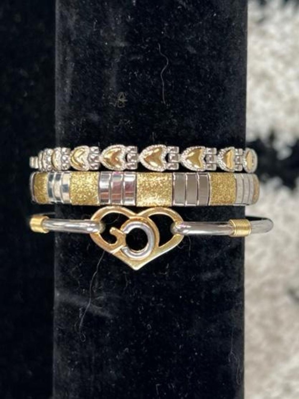 Dainty mixed metal heart bangle bracelet stack
Gold and silver tones - Picture 1 of 4